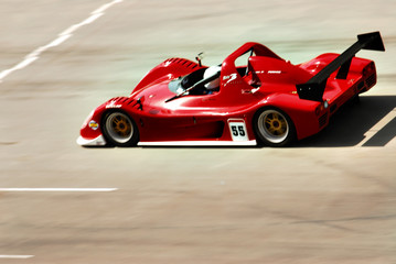 Fototapeta na wymiar czerwony samochód wyścigowy