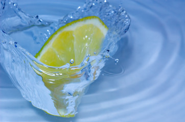 Fototapeta na wymiar lemon splashing