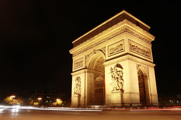Fototapeta na wymiar Arc de Triomphe la nuit