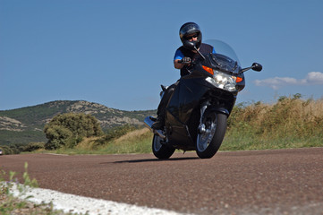 moto en la montaña