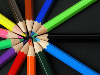 Naklejka premium colored pencils in a row