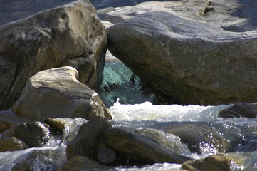 rivière et pierre
