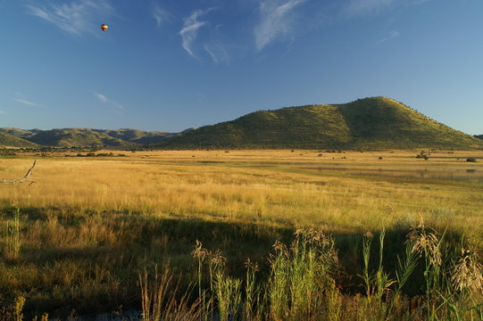 Afrikanische Steppe mit weitem Horizont