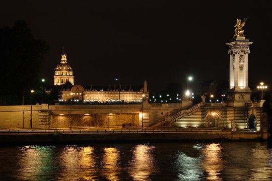 Fototapeta pont alexandre iii et hotel des invalides la nuit