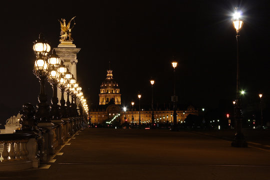 Fototapeta pont alexandre iii et hotel des invalides la nuit