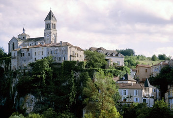 Fototapeta na wymiar french village on hill the lot valley midi france
