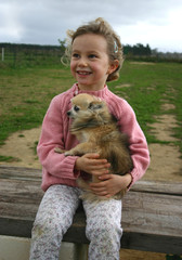 enfant rieuse et son petit chien