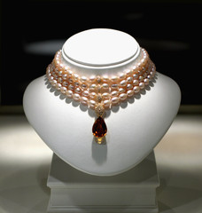 collier de perles et pierres rosées