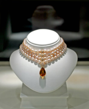 collier de perles et pierres ros&eacute;es