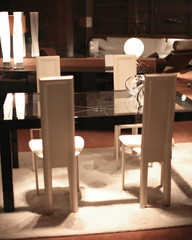 chaises et table de verre illuminés