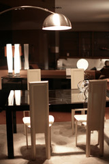 chaises et table de verre illuminés par lampe