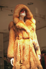 mannequin au manteau en fausse fourrure