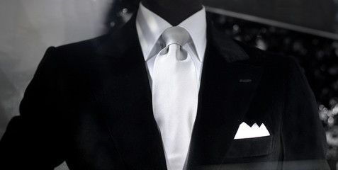 mannequin masculin dans beau costard noir&blanc