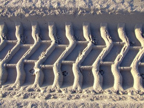 reifenspur im sand