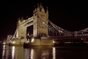 Fototapeta na wymiar night view on london tower bridge