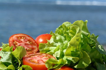 gros plan sur salade et tomate