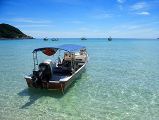 Fototapeta na wymiar łodzi, zatrzymując wyspy, Sabah, Malezja