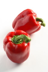 zwei rote paprika