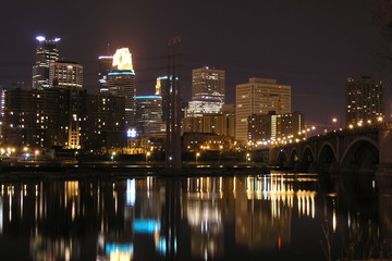 Fototapeta na wymiar Minneapolis w nocy