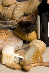 red wine with cheese and bread 2