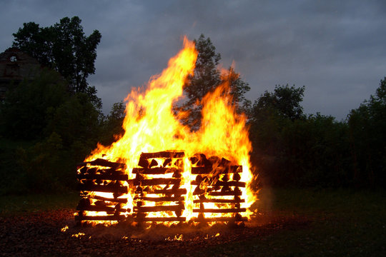 brennender scheiterhaufen