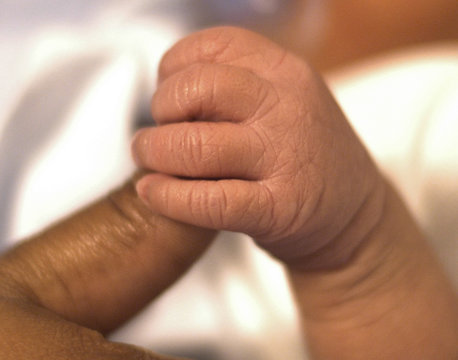 newborn hand 1
