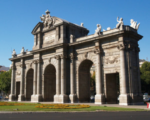 Fototapeta na wymiar Alcala Gate w Madrycie