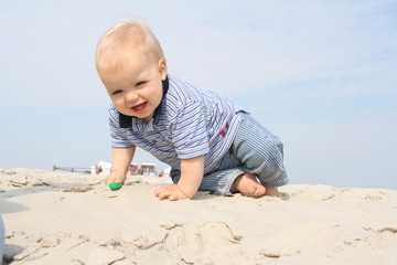 baby im strandsand