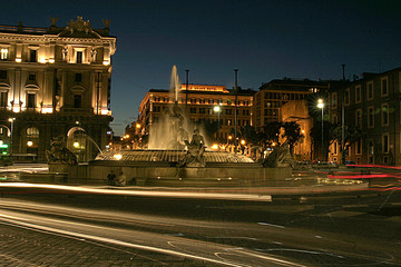 Fototapeta premium fountain at night - with traffic blur