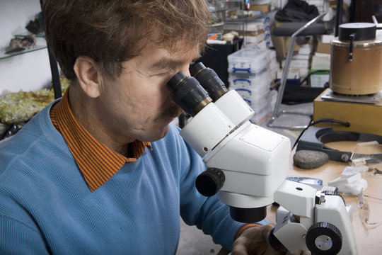 forscher f&uuml;r ausserirdisches gestein