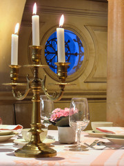 chandelier sur table dressé