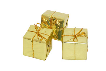 trois paquets cadeaux dorés