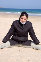 femme assise sur la plage