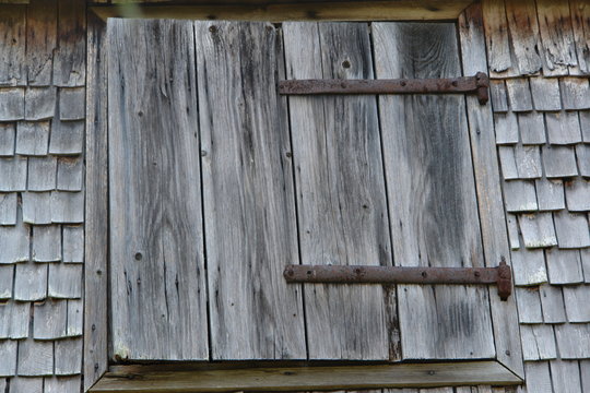 detail sur volet habitation traditionnelle creole