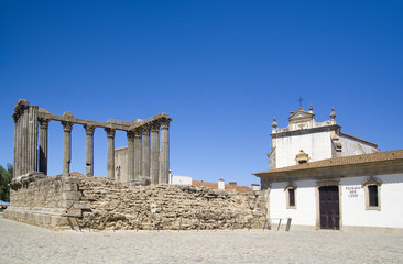 Fototapeta na wymiar Roman świątyni w Evora, Portugalia