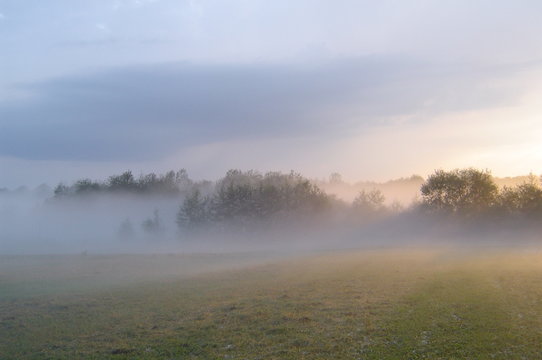 Fototapeta paysage  de brume après l'orage