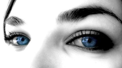 Fototapeta premium femme aux yeux bleux sexy maquillée