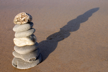 Fototapeta na wymiar stones stacked on the beach.