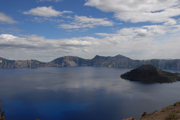 nuvole sul lago vulcanico