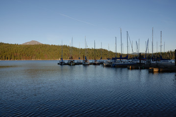 barche nel porto sul lago
