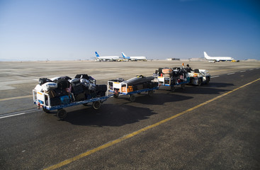 Fototapeta na wymiar samochód zabiera bagaż pasażerów lotniczych