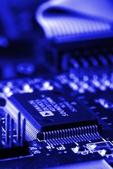 composant electronique bleu