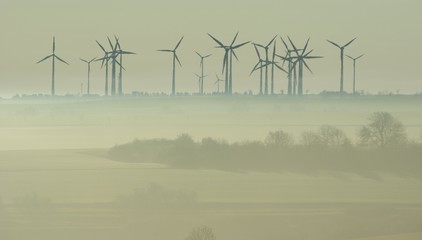 windpark im nebel