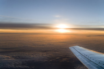 Fototapeta na wymiar zachód słońca nad skrzydłem