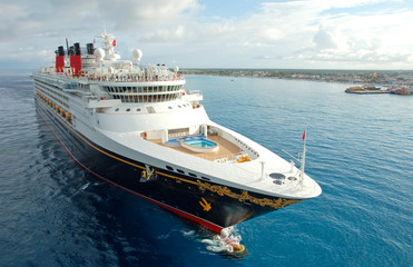 unforgettable vacation on board modern cruise ship - obrazy, fototapety, plakaty