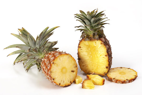 sliced pineapple