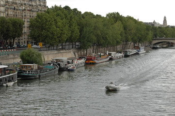 hors bord sur la seine