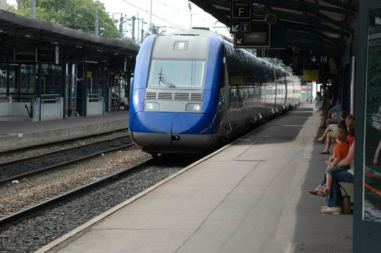 Fototapeta arrivée du train en gare