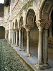 vue du cloître de saint-lizier (ariege)