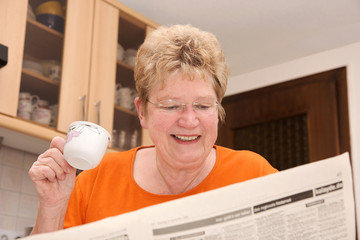 frau liest zeitung 2